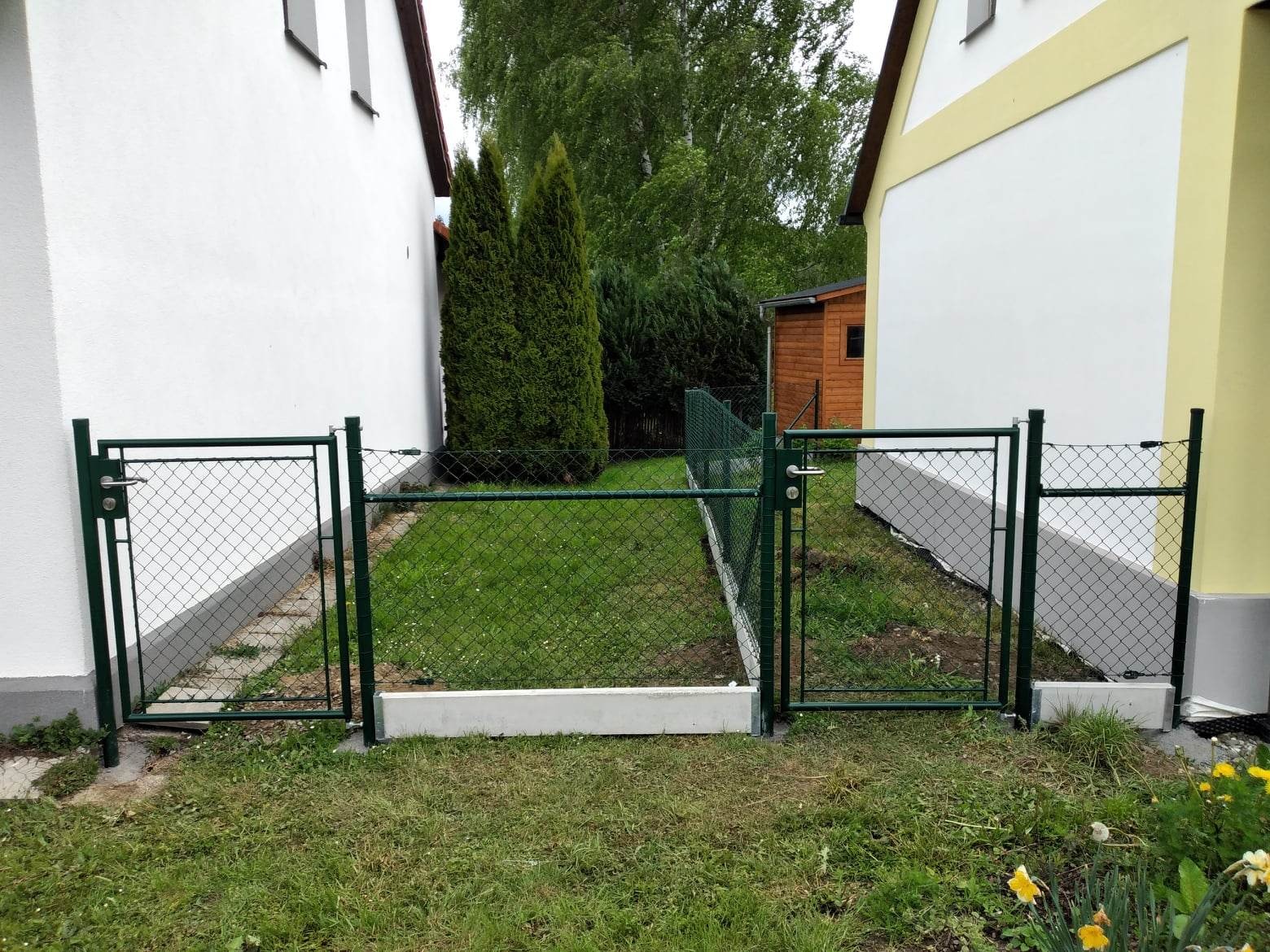 Ukázka dvou atypických branek u rodinných domů