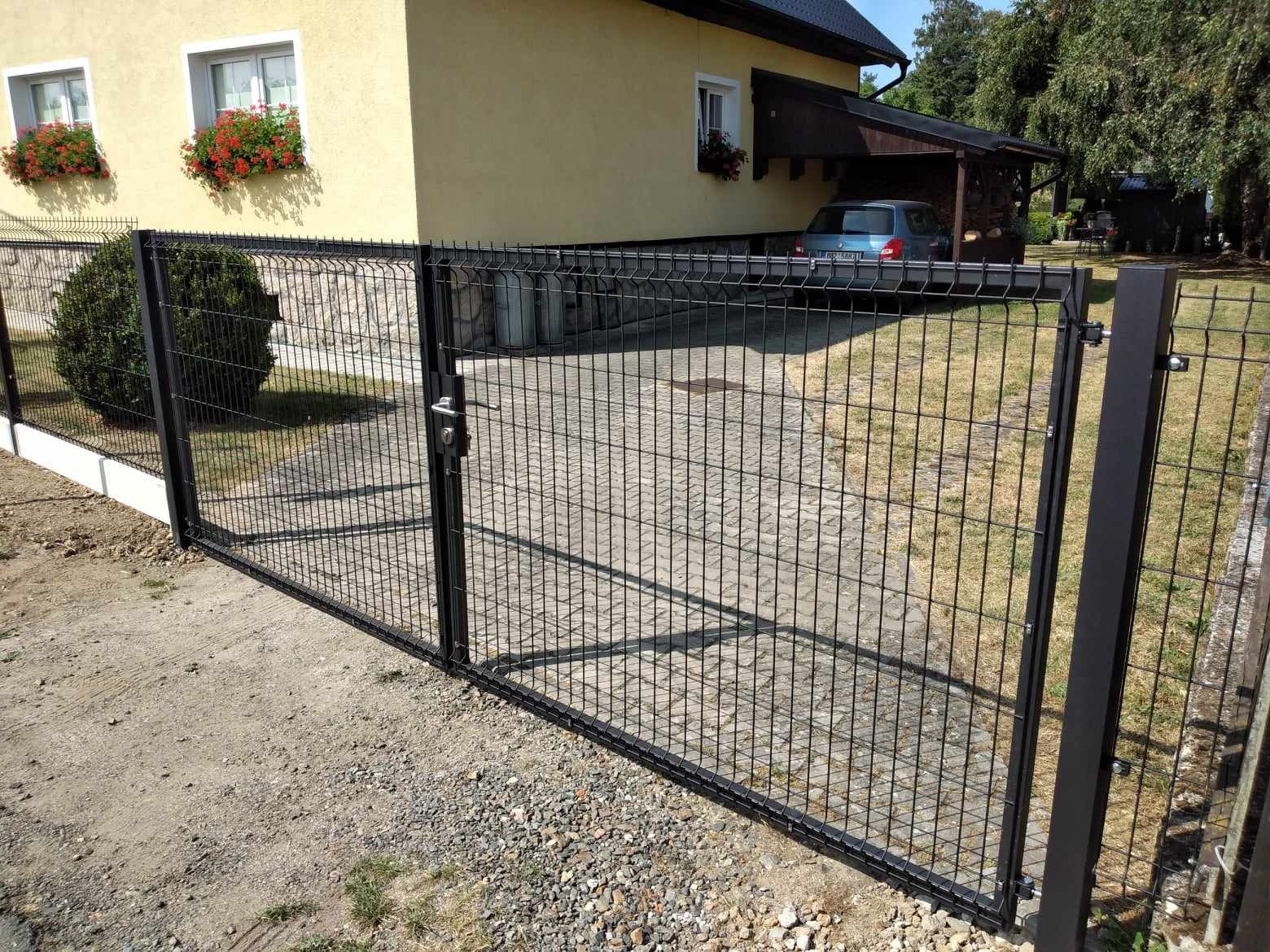 Atypická dvoukřídlá brána